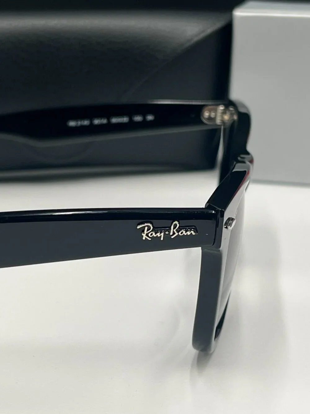 Ray-Ban Classic Wayfarer Sunglasses–Black Frame with Grey Lenses Unisex 50mm